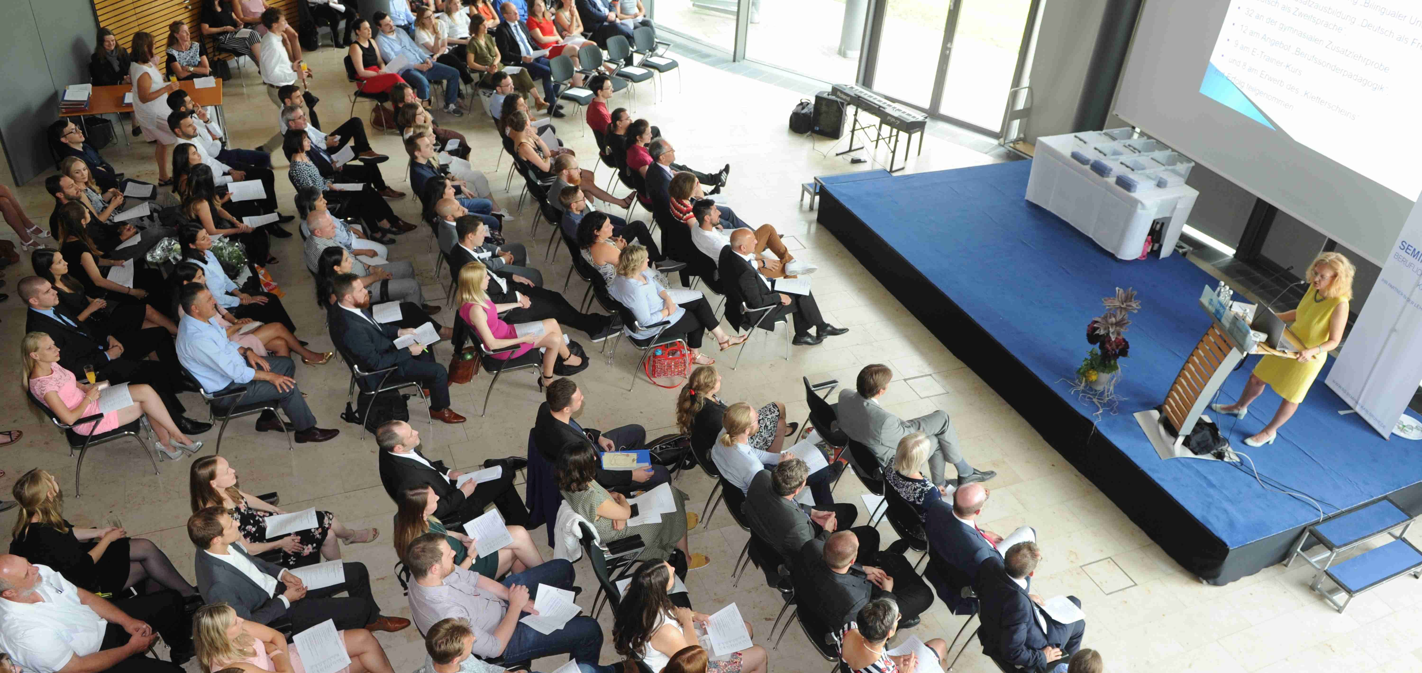 Ausbildung Bild zeigt Vortrag vor großem Publikum